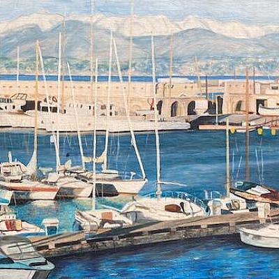 Le port d'Antibes et les montagnes enneigées